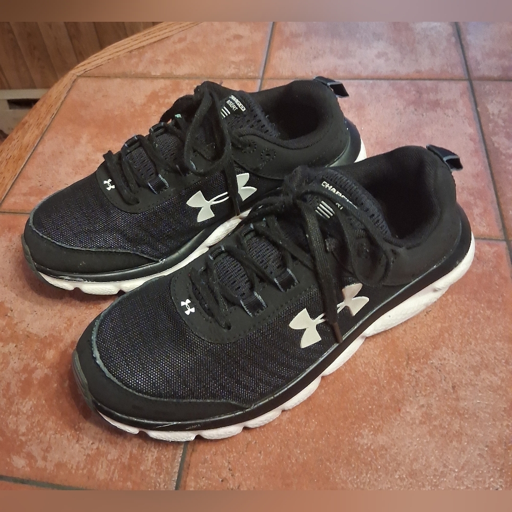 WOMENS BLACK UNDER ARMOUR SNEAKERS. SIZE 7.5 - Picture 2 of 8